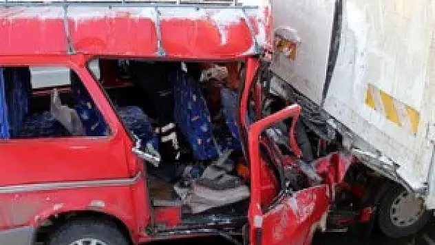 Parçalanan minibüsten sağ çıktı