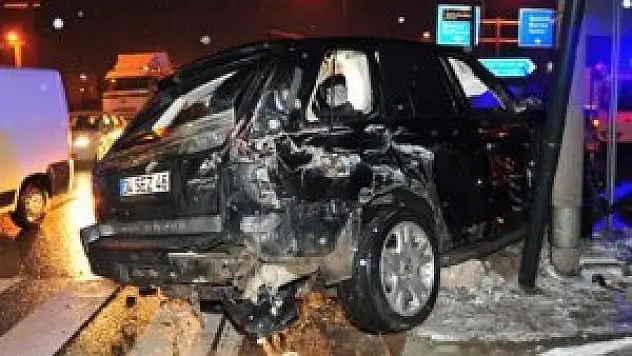 Kamyon önce cipe sonra eve çarptı