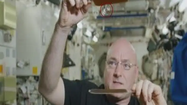 Uzayda su damlasıyla pinpon oynadı