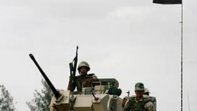 Mısır'da tanklar meydanlara indi