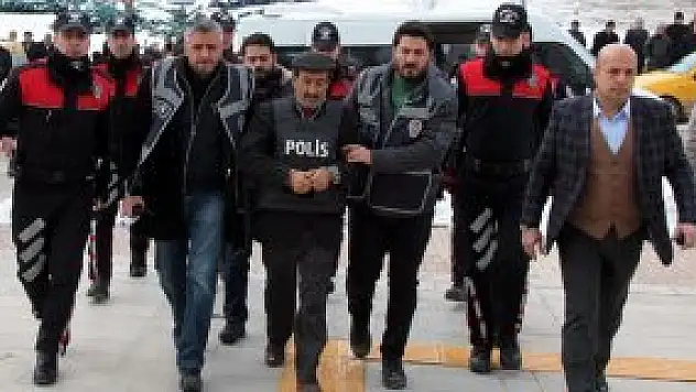 2 kişiyi öldürdü, eşkal değiştirirken berberde yakalandı