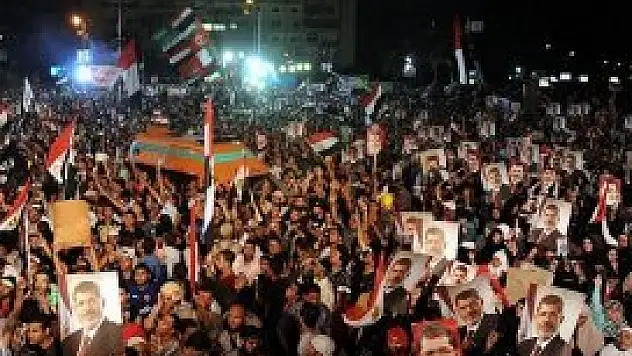 Mursi taraftarları meydanları terk etmiyor