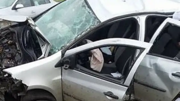 Bariyerlere çarpan otomobil yoldan çıktı: 1 yaralı