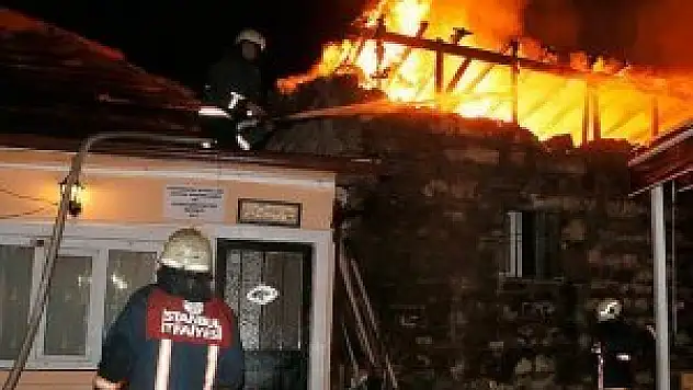 Fatih'te tarihi binada yangın