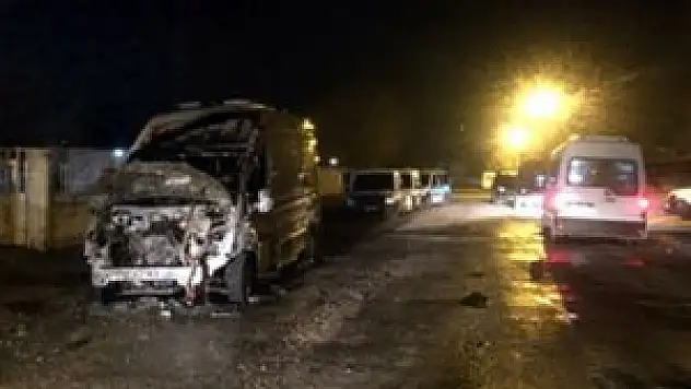 Park halindeki ambulans alev alev yandı!