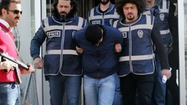 Lastiklerini kestiklerin araçlardan 700 bin TL çaldılar