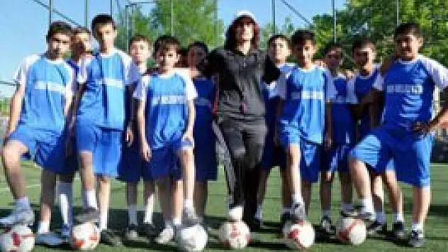 Üniversite öğrencisi genç kızdan futbol dersi