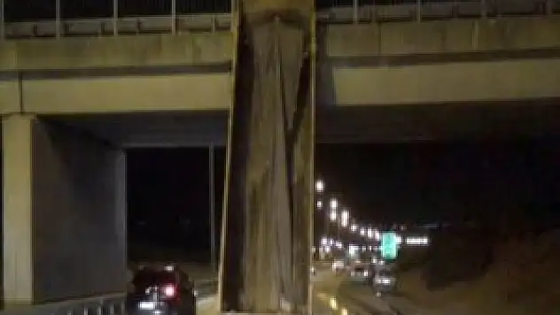 TEM'de damperi açık kalan kamyon üst geçide çarptı