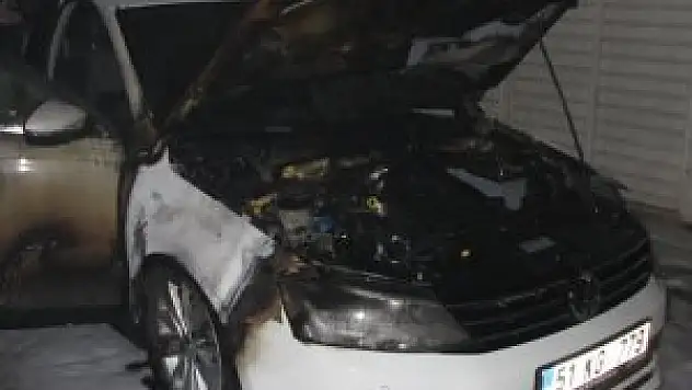 Adana'da 3 otomobil kundaklandı