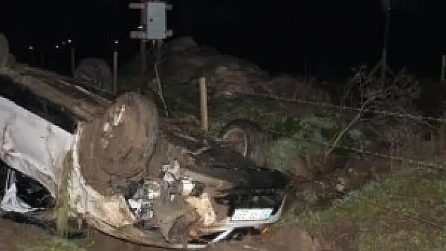 Elektrik direğine çarpıp takla atan otomobilden sağ çıktı