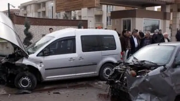 İki araç kafa kafaya çarpıştı! 3'ü çocuk 6 kişi yaralı