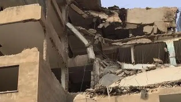 Şanlıurfa'da yıkım halindeki apartmanda çökme