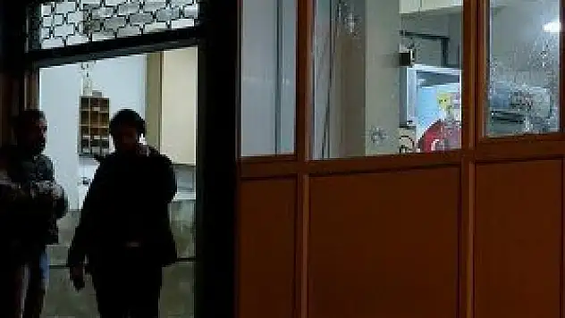 Küçükçekmece'de kahvehaneye silahlı saldırı: 4 yaralı