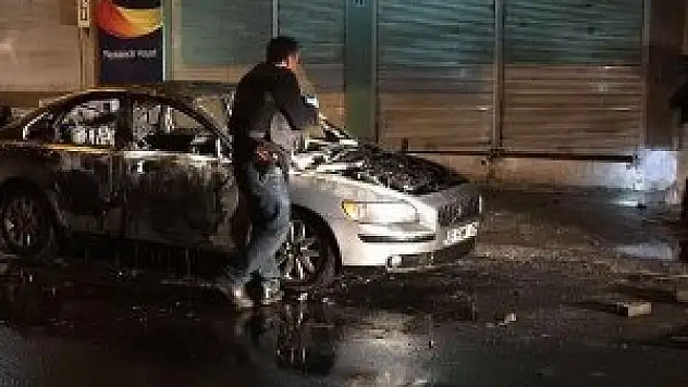 PKK yandaşları Bağlar ilçesinde bir otomobil yaktı