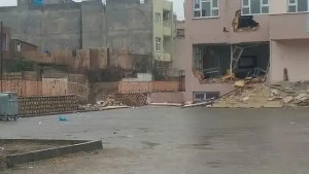 Mardin'de teröristler iş makinesiyle okula zarar verdi