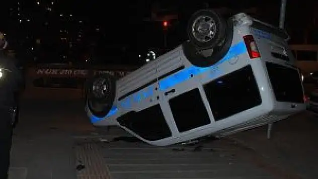 Adana'da polis otomobili devrildi: 2 yaralı