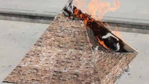 Piramit yakarak darbeyi protesto ettiler