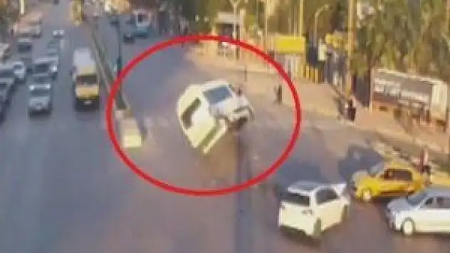 Yan yatan minibüs metrelerce sürüklendi
