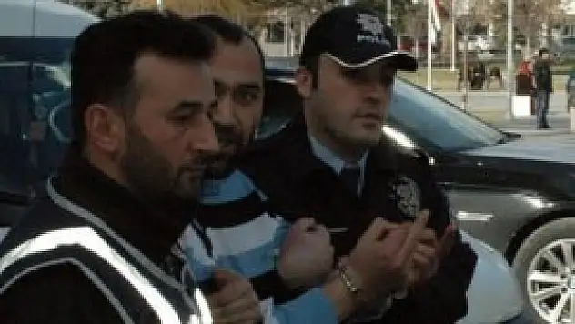 Husumeti olan şahsı döverek öldürdü!