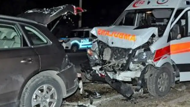 Ambulans otomobile çarptı: 4 yaralı