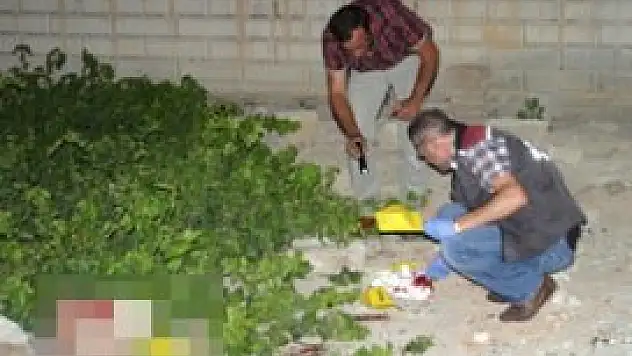 Arkadaşlarının önünde kafasına sıktı