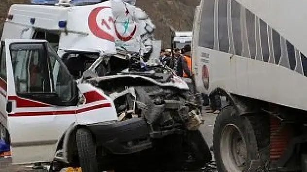 Ambulans ile yol süpürme aracı çarpıştı: 1 ölü, 3 yaralı