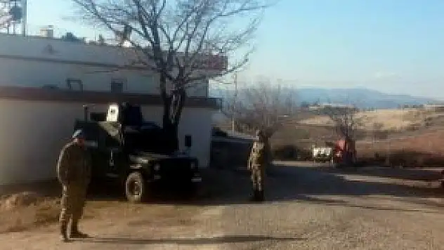 Jandarma köyü ablukaya aldı