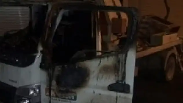 Teröristler bir aracı ateşe verdi