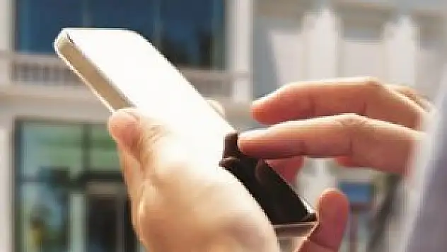 Gençler gününü akıllı telefonlarla geçiriyor