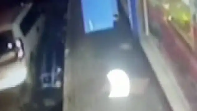 Cesedi cadde ortasına bırakırken görüntülendiler