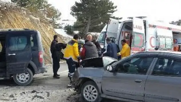 Kamyonet ile otomobil kafa kafaya çarpıştı: 7 yaralı