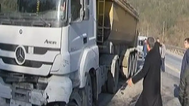 Otomobil hafriyat kamyonuyla çarpıştı: 2 ölü, 5 yaralı