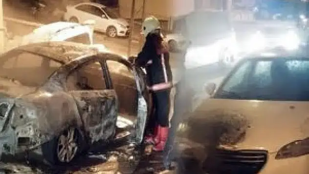 Başkent'te park halindeki 2 araç yandı