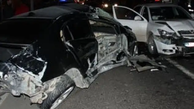 3 araç birbirine girdi: 1'i ağır 5 yaralı