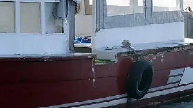 Göçmenleri yıpranmış tekneye bindirmek isterken yakalandı