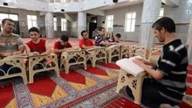 Kur'an-ı Kerim'i gönül gözleriyle okuyorlar