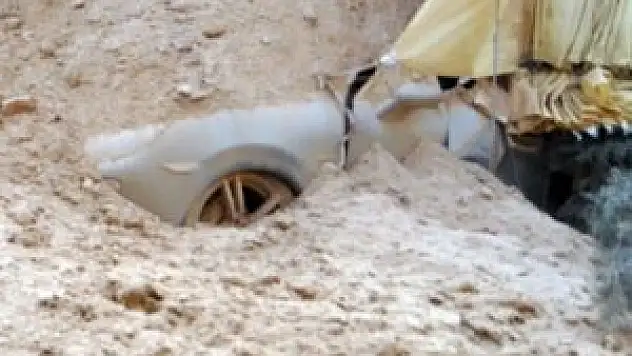 TIR duvara, duvar ise araçların üzerine devrildi