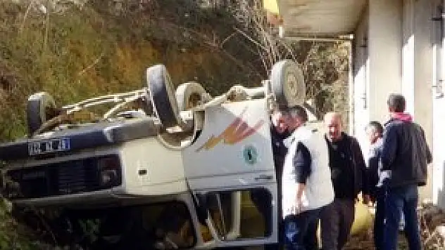 Belediye aracı apartman bahçesine uçtu