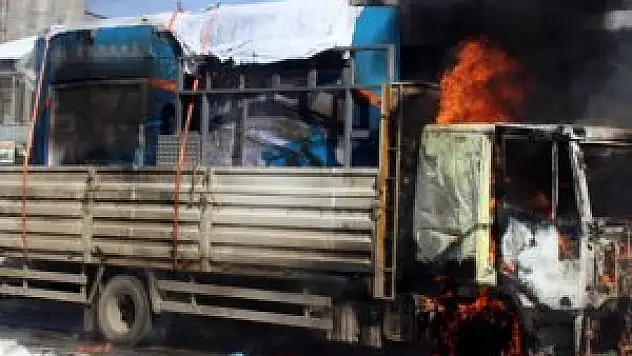 ATM taşıyan kamyoneti ateşe verdiler