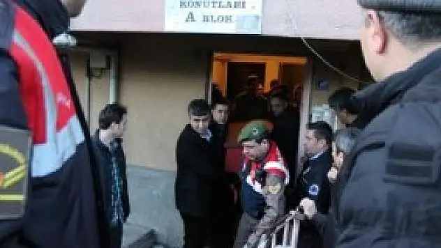 Babasını öldürdü: 3 kişiyi yaralayıp intihar etti