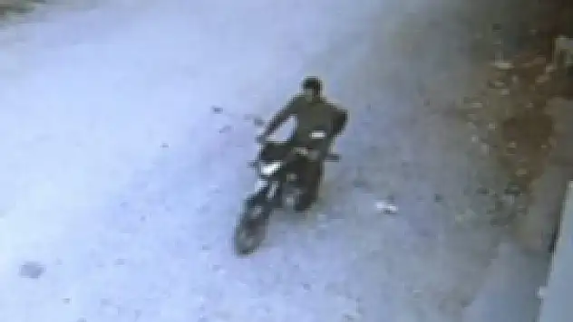 Motosikletteki benzini çekip iş yeri kundakladı