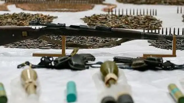 Sur'da silah ve mühimmat ele geçirildi