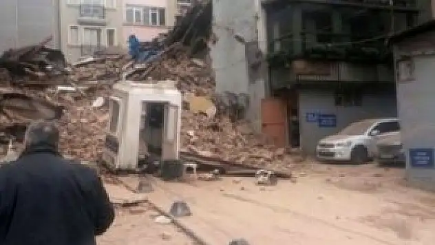 Beyoğlu'nda bina çöktü