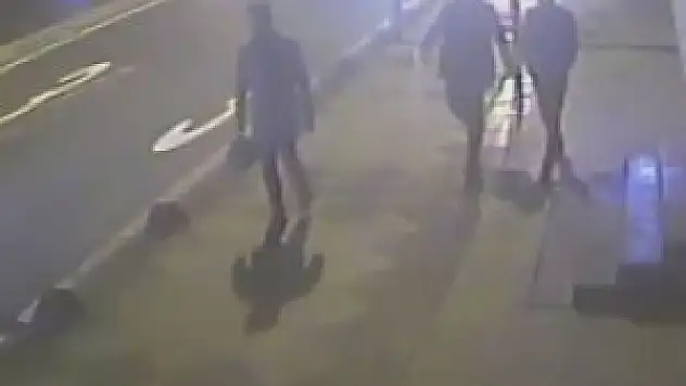 Gençleri bıçakla tehdit edip cüzdanlarını alan şüpheliler kamerada