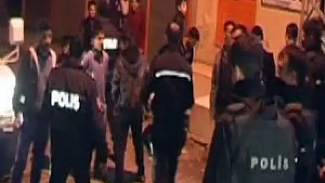 Polise saldırmak isteyen terör örgütü yandaşlarını vatandaşlar kovaladı