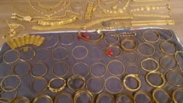 'Dur' ihtarına uymayan araçtan 700 bin TL'lik altın çıktı