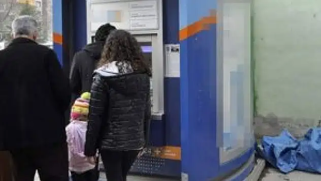 ATM'ye düzenek kurup 1,5 saatte 50 kişinin hesabını boşalttılar