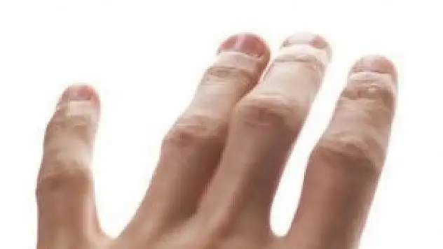 Ellerdeki titremeye dikkat!