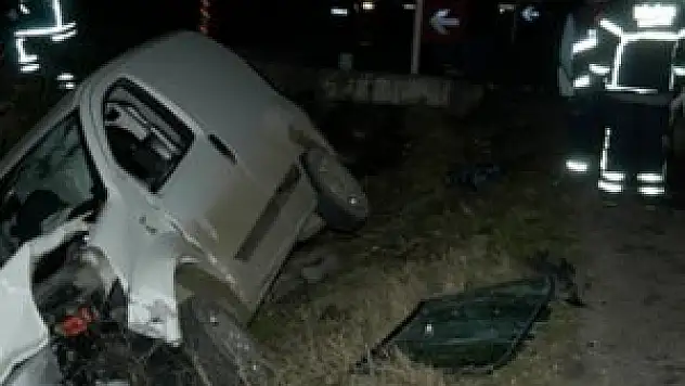 İki araç kafa kafaya çarpıştı: 4 yaralı!