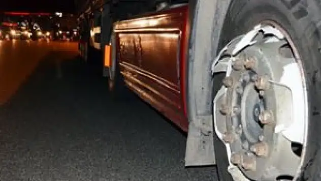 Motosiklet, TIR'ın tekerine çarptı: 2 ağır yaralı